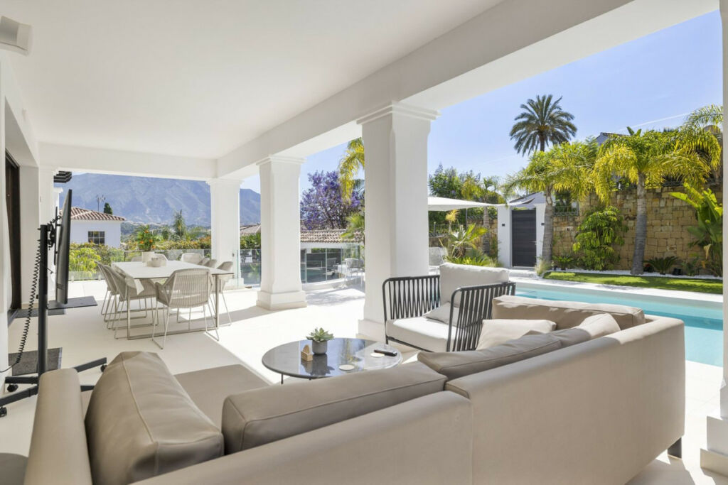 Detached Villa Nueva Andalucía Málaga - image 9