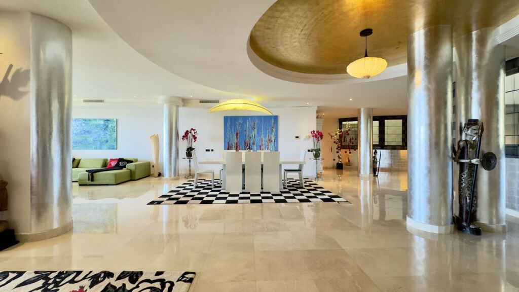 Middle Floor Apartment Puerto Banús Málaga - image 2