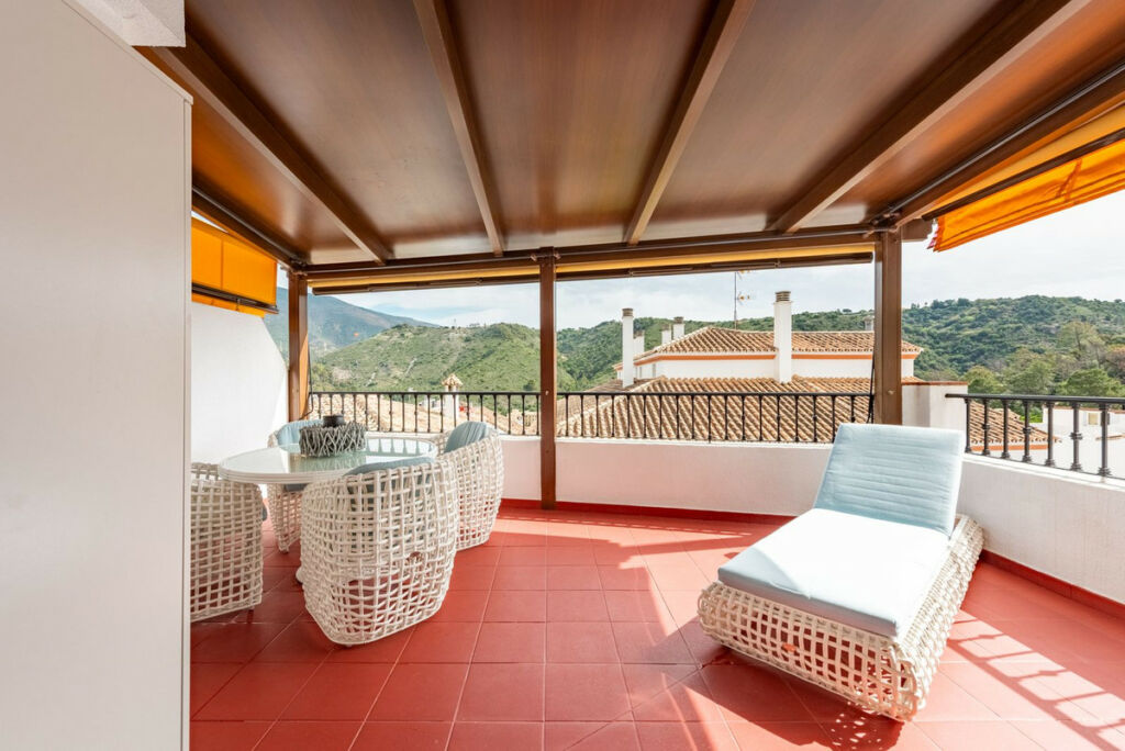 Middle Floor Apartment Benahavís Málaga - image 2