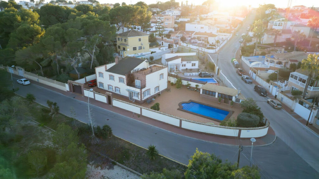 Detached Villa Los Balcones Alicante - image 2