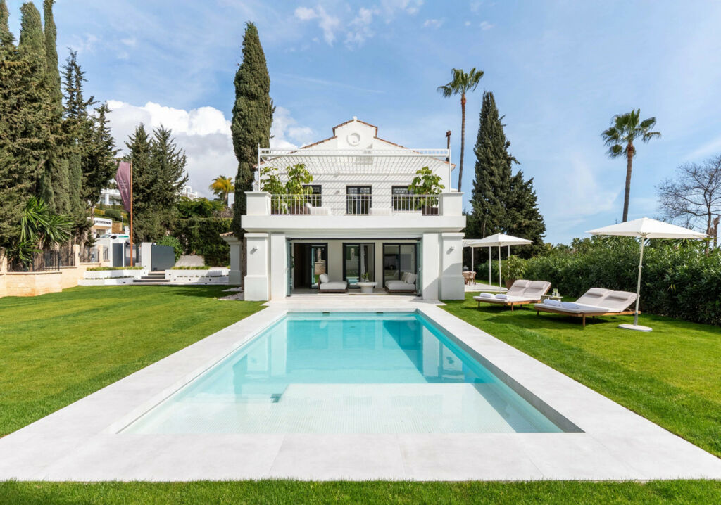 Detached Villa Nueva Andalucía Málaga - image 2