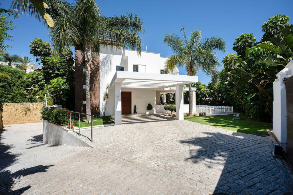 Detached Villa La Quinta Málaga - image 2