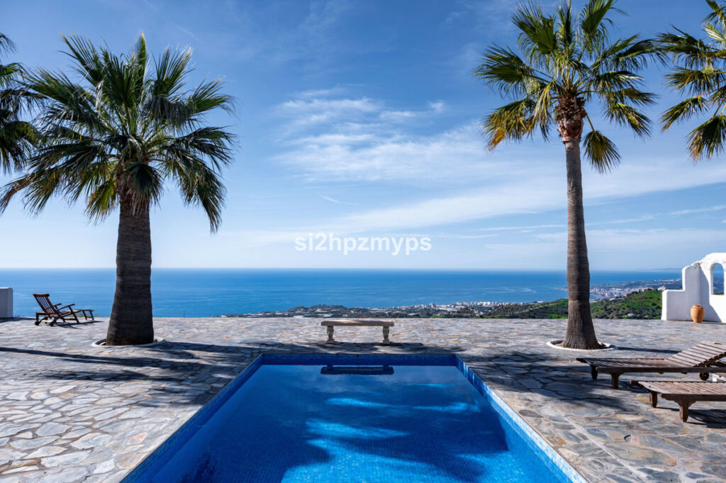 Detached Villa Sayalonga Málaga