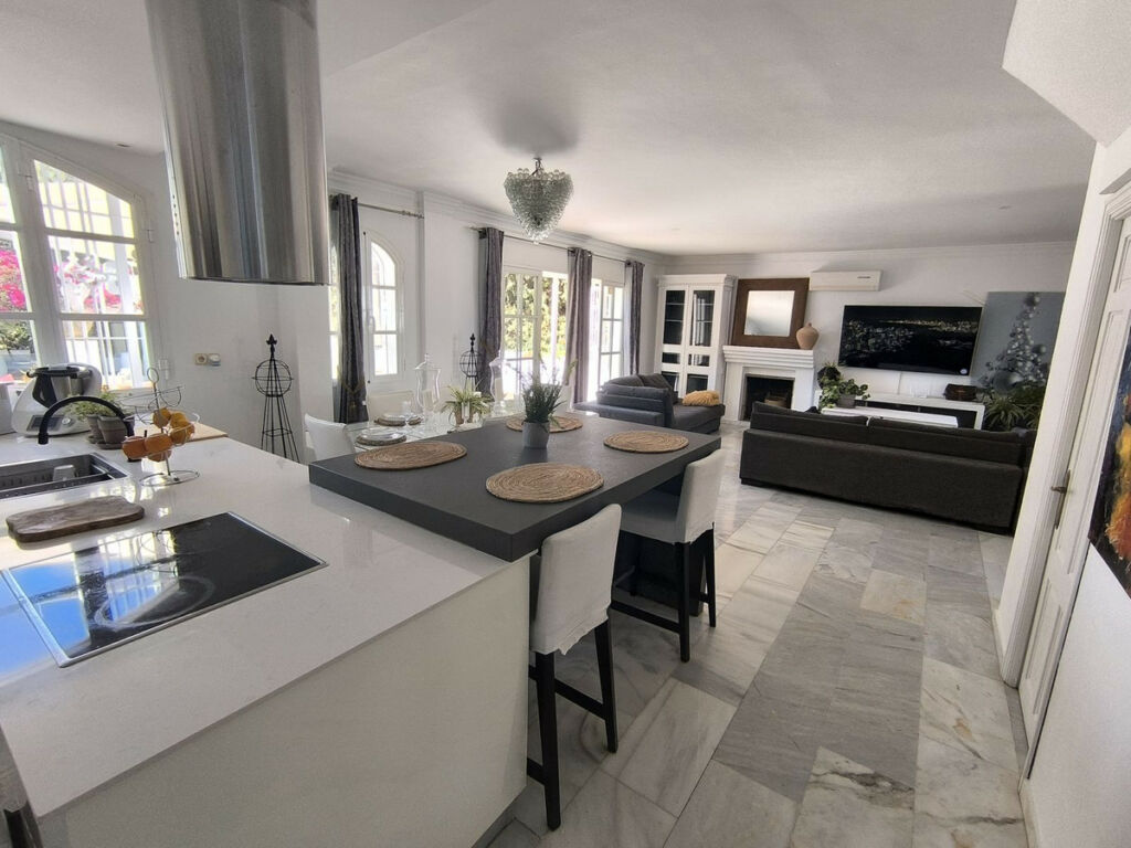 Detached Villa Estepona Málaga - image 10