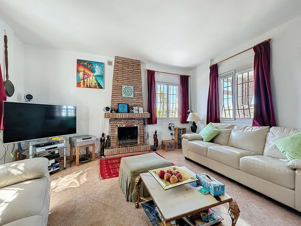 Detached Villa Canillas de Aceituno Málaga - image 10