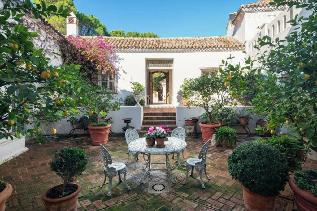 Detached Villa El Madroñal Málaga - image 10