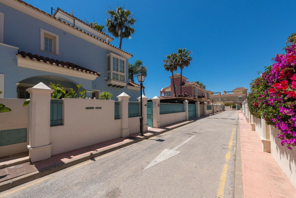 Detached Villa Cortijo Blanco Málaga - image 10