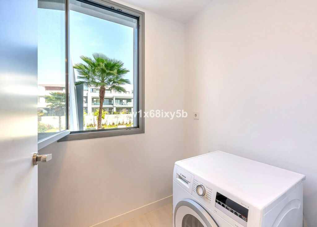 Middle Floor Apartment Selwo Málaga - image 10