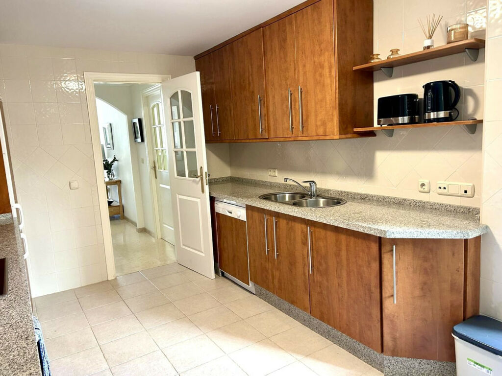 Middle Floor Apartment Elviria Málaga - image 11