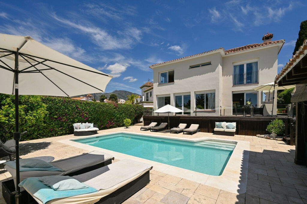 Detached Villa Río Real Málaga - image 10