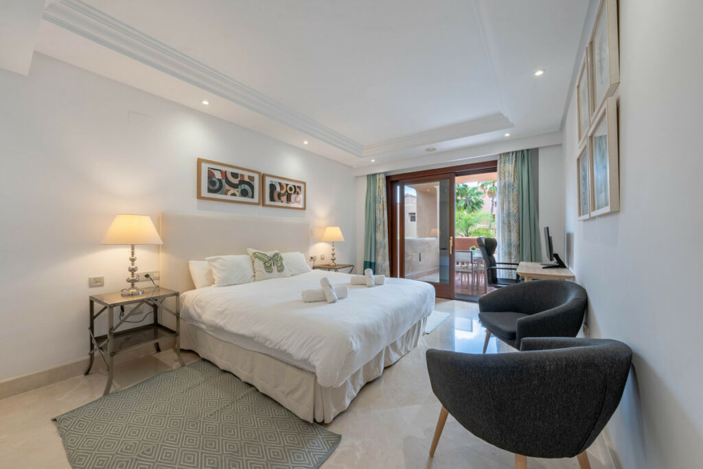 Middle Floor Apartment Estepona Málaga - image 11