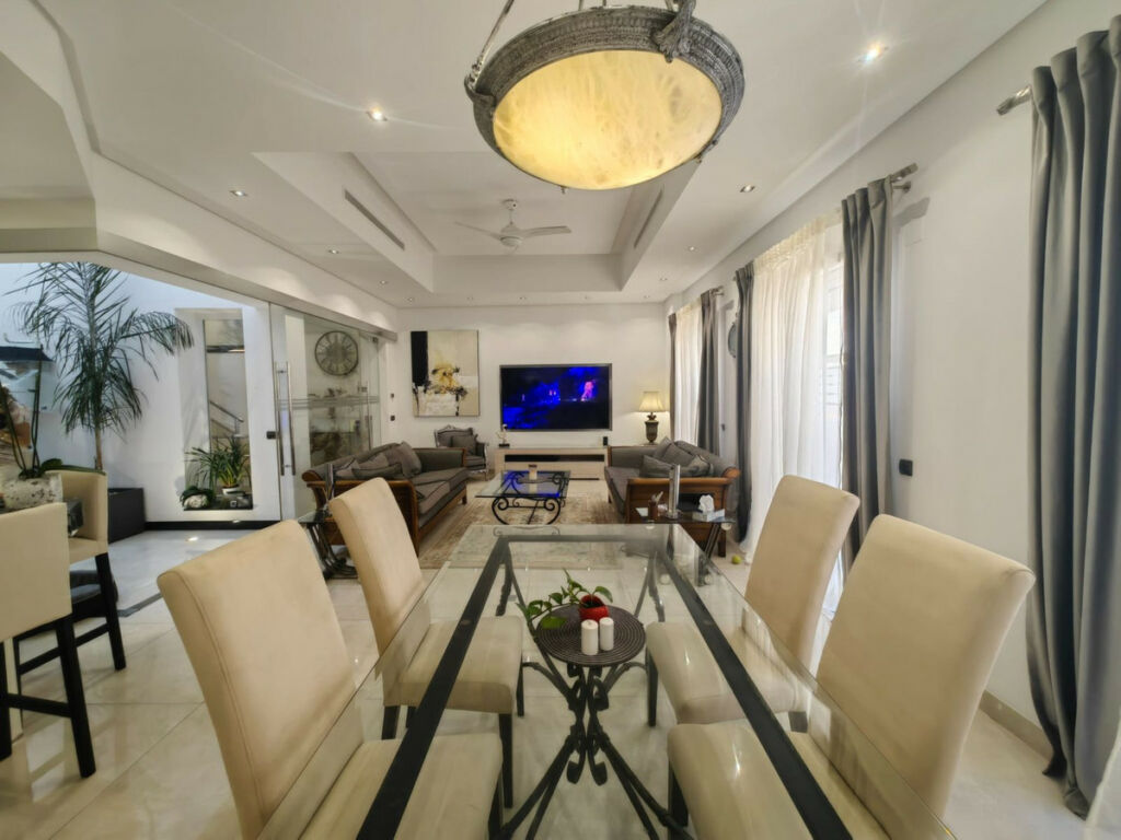 Detached Villa Estepona Málaga - image 11