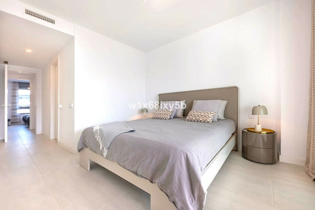 Middle Floor Apartment Selwo Málaga - image 11