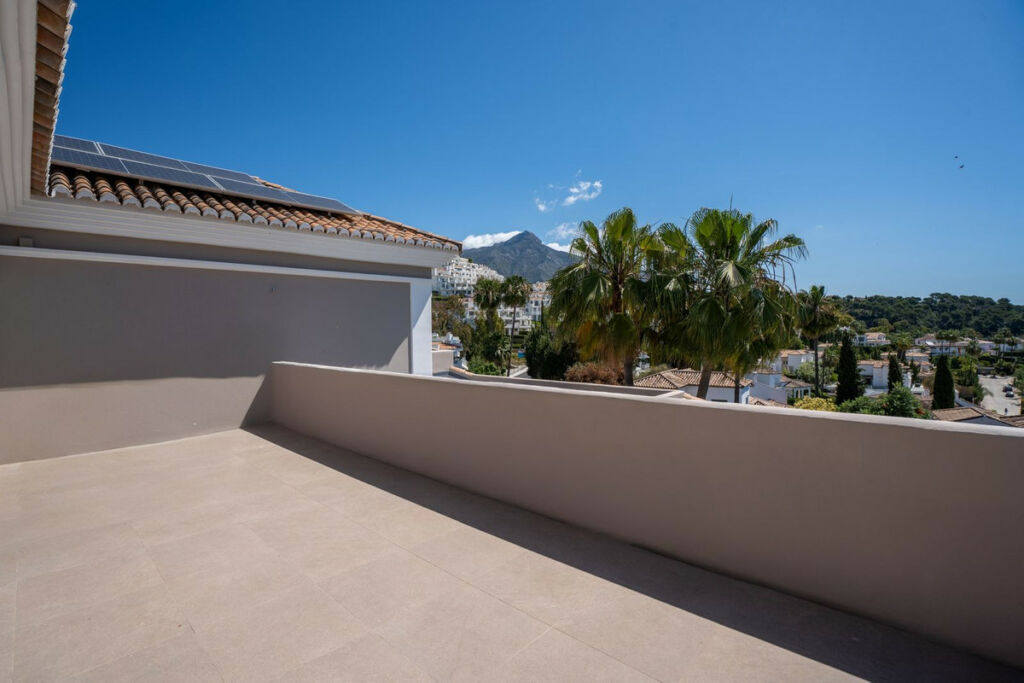 Detached Villa Nueva Andalucía Málaga - image 11