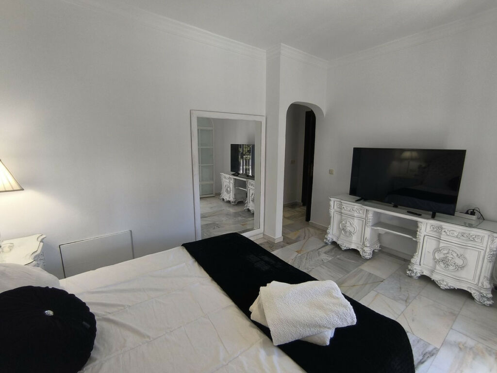 Detached Villa Estepona Málaga - image 11