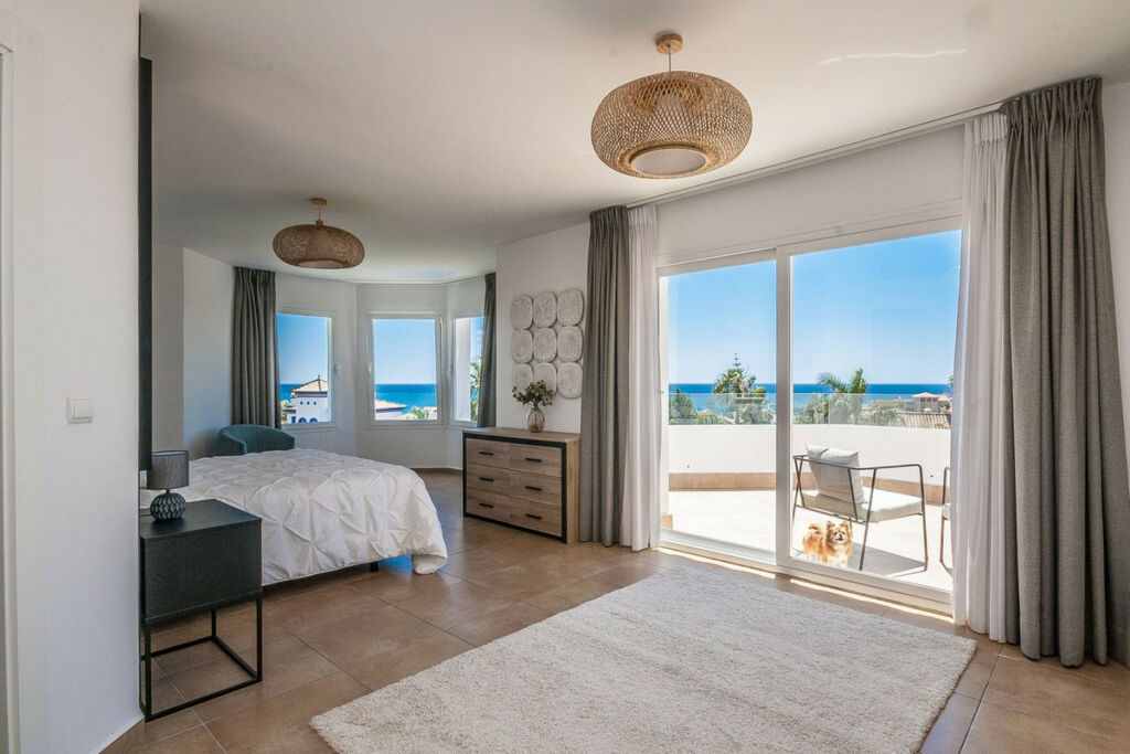 Detached Villa Estepona Málaga - image 11