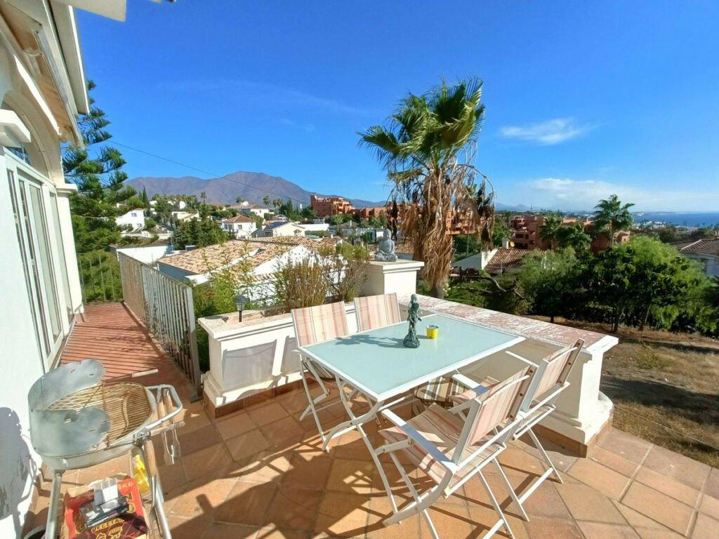 Detached Villa Estepona Málaga - image 3