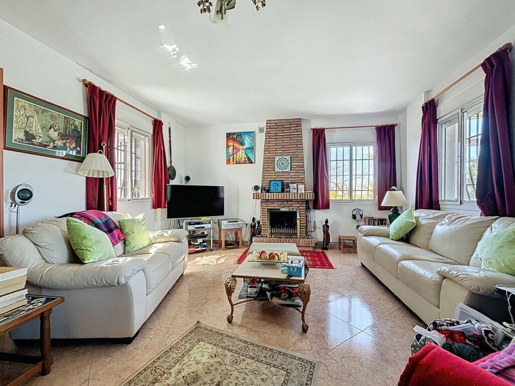 Detached Villa Canillas de Aceituno Málaga - image 12