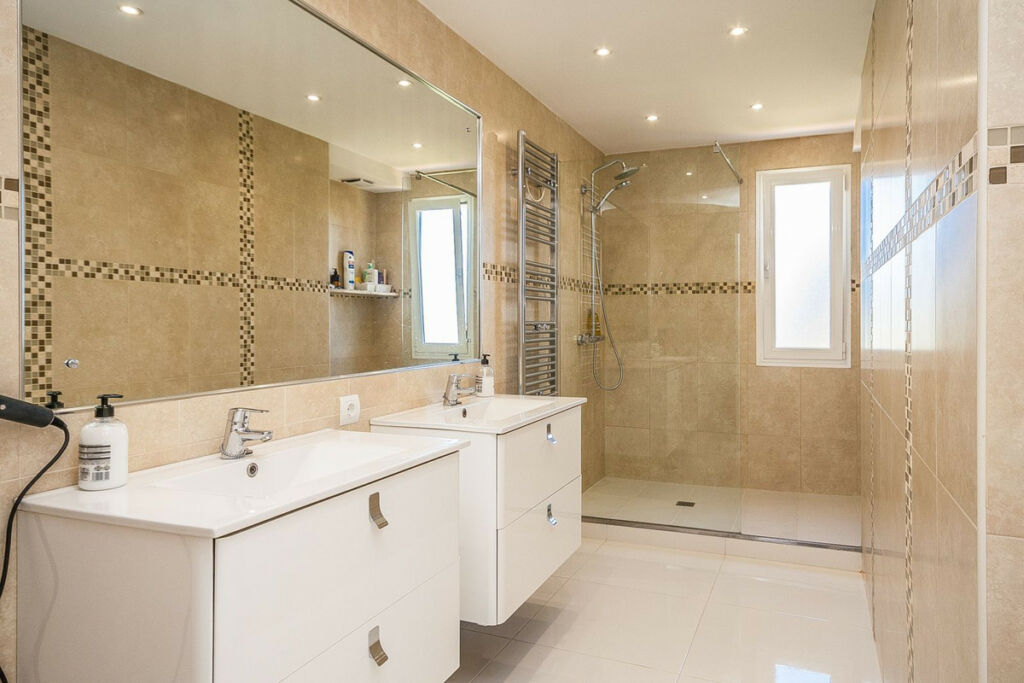 Detached Villa Estepona Málaga - image 12