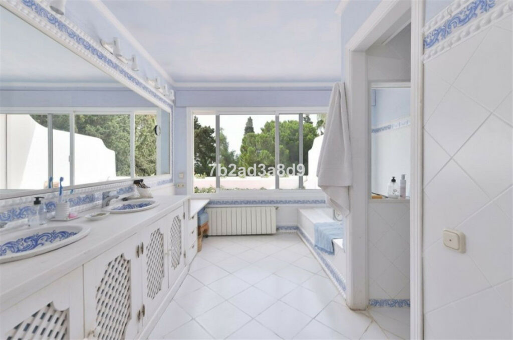 Detached Villa Calahonda Málaga - image 12