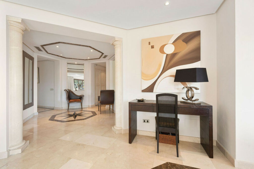 Middle Floor Apartment Nueva Andalucía Málaga - image 12