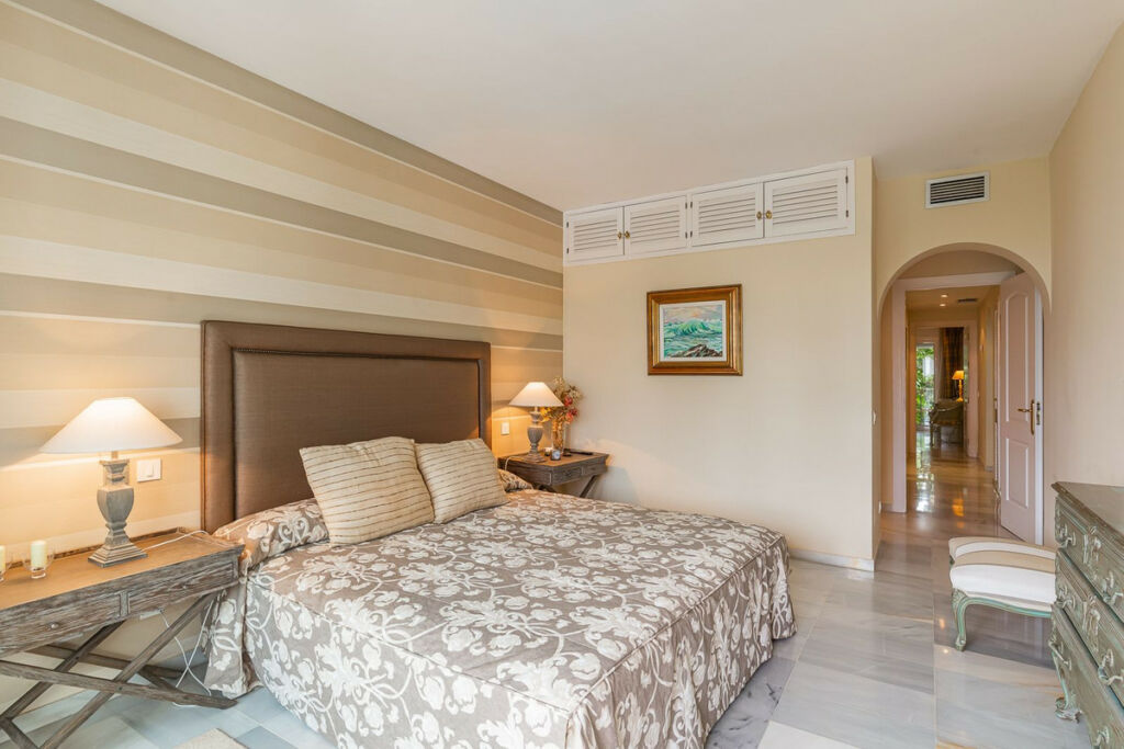 Middle Floor Apartment Estepona Málaga - image 12