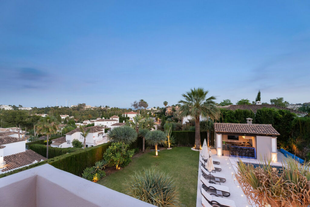 Detached Villa Nueva Andalucía Málaga - image 12
