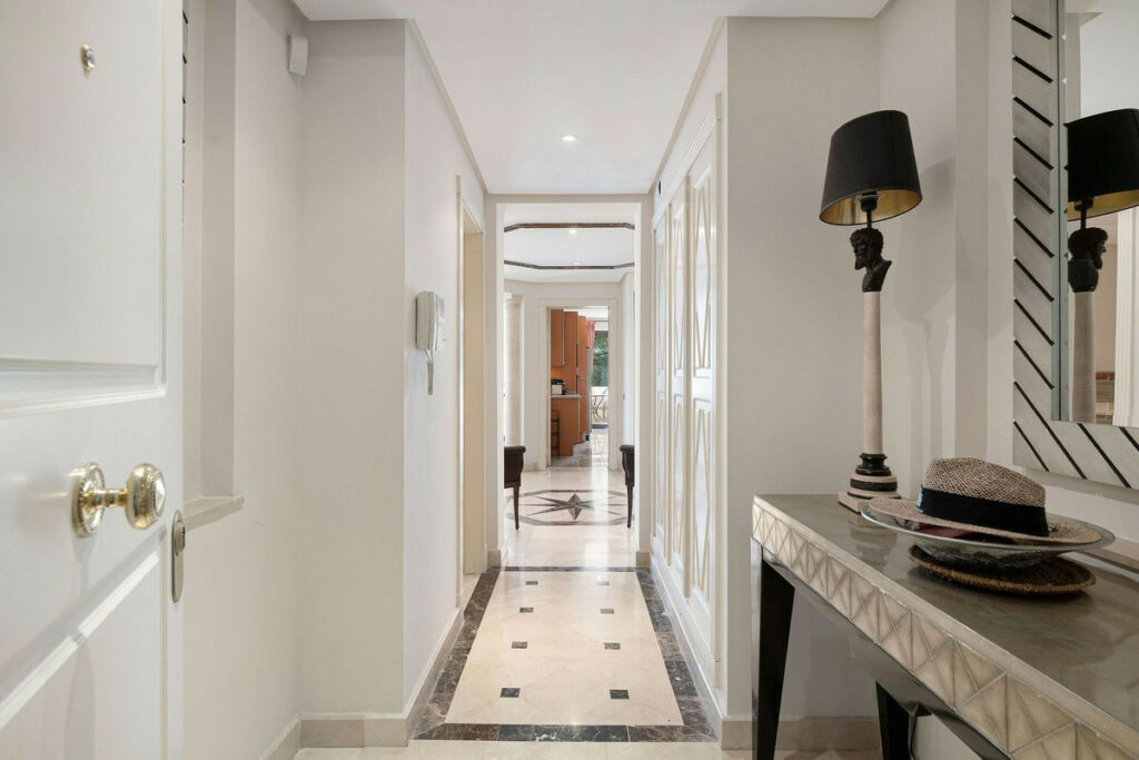 Middle Floor Apartment Nueva Andalucía Málaga - image 13