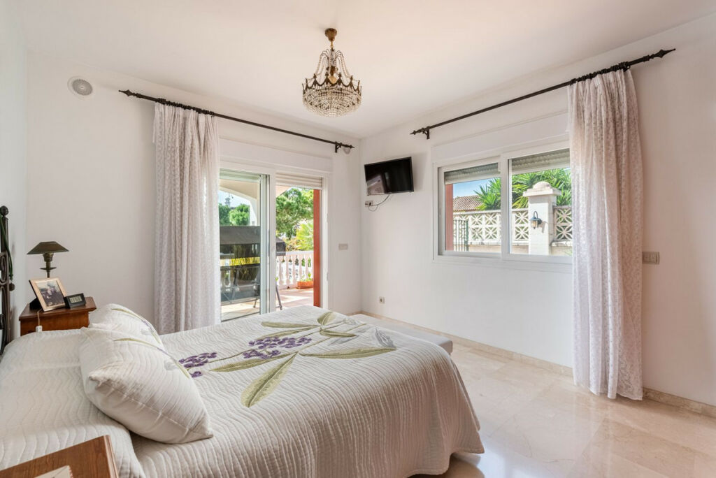Detached Villa San Pedro de Alcántara Málaga - image 13