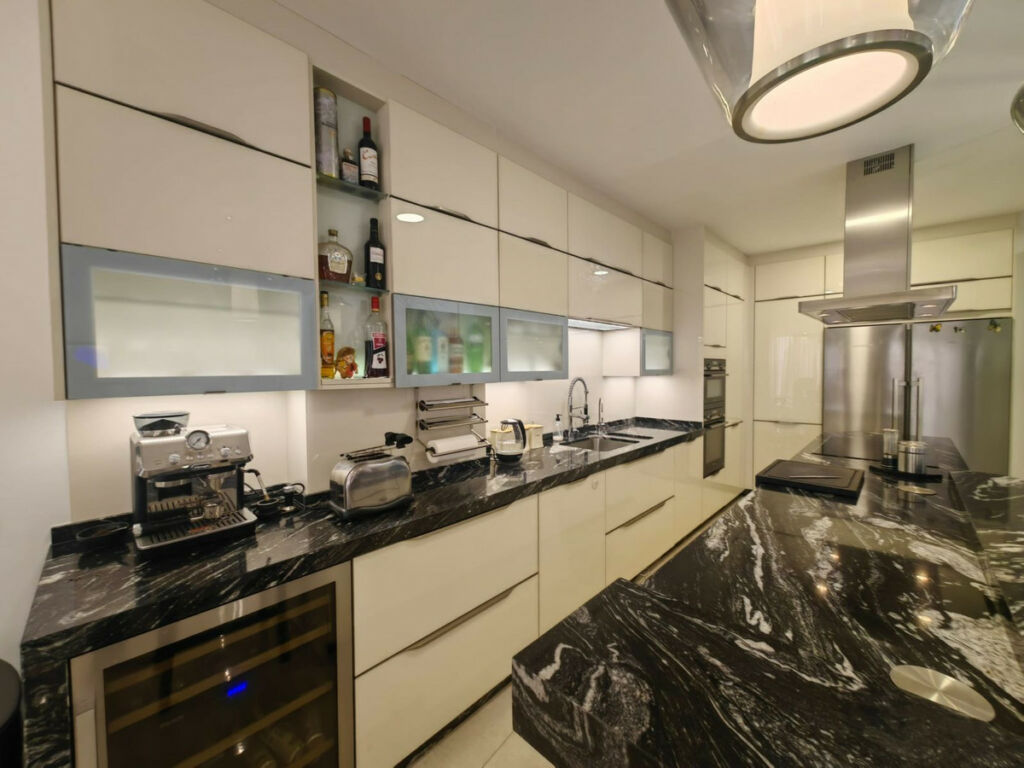 Detached Villa Estepona Málaga - image 13