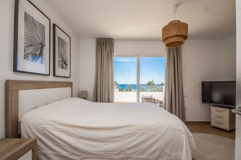 Detached Villa Estepona Málaga - image 13