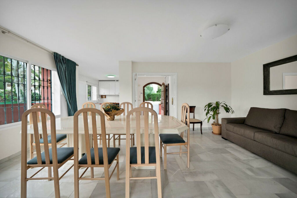 Detached Villa Elviria Málaga - image 13