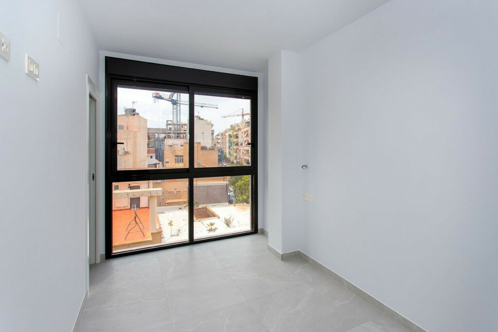 Middle Floor Apartment Torrevieja Alicante - image 13