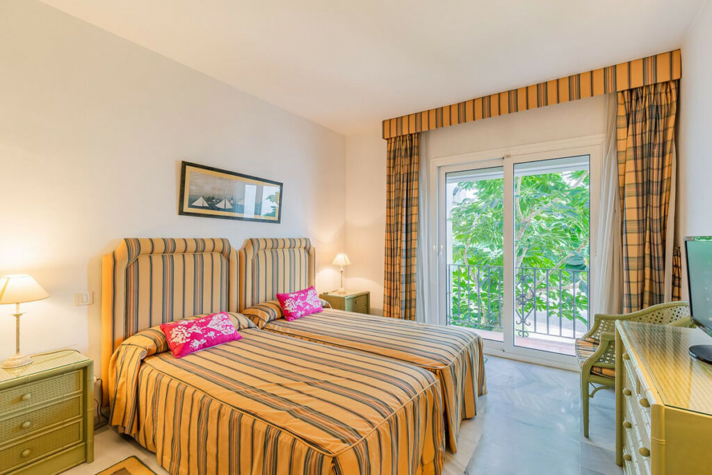 Middle Floor Apartment Estepona Málaga - image 13