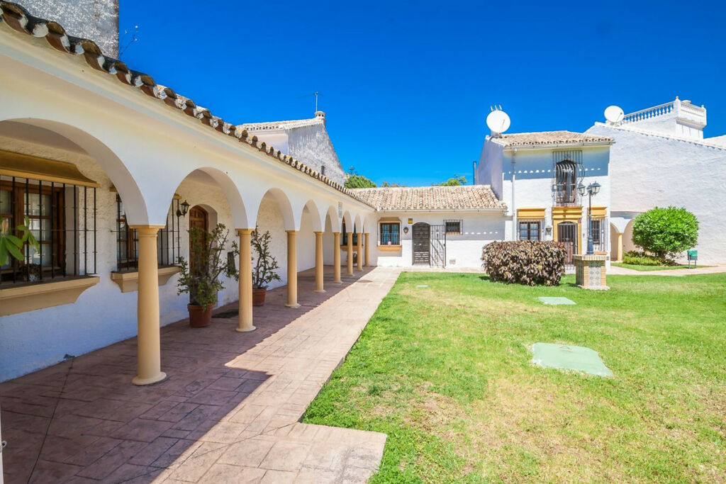 Townhouse Elviria Málaga - image 14