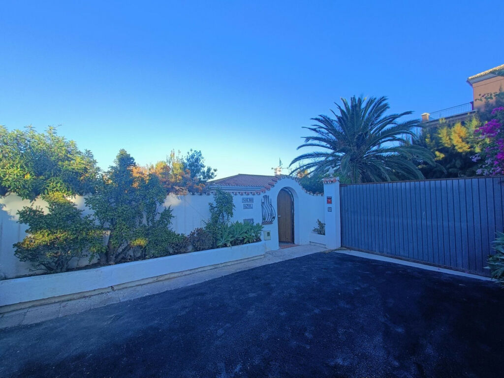 Detached Villa Estepona Málaga - image 9