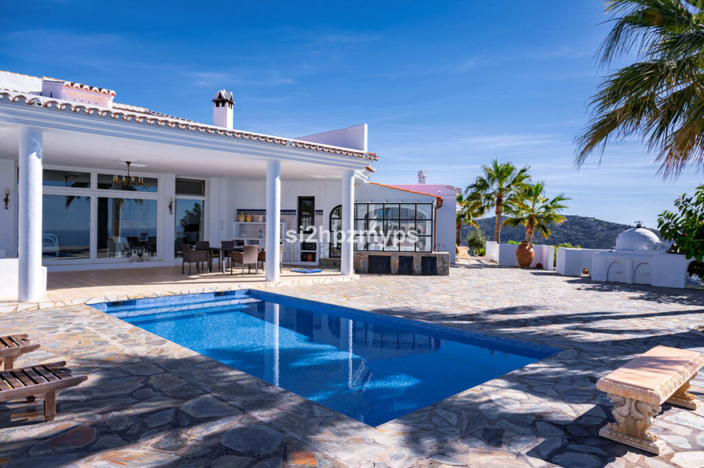 Detached Villa Sayalonga Málaga - image 14