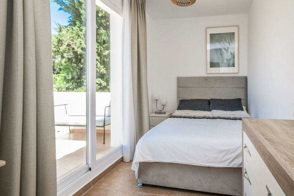 Detached Villa Estepona Málaga - image 15