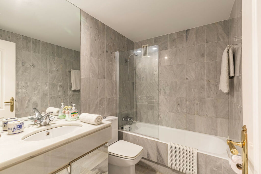 Middle Floor Apartment Estepona Málaga - image 15