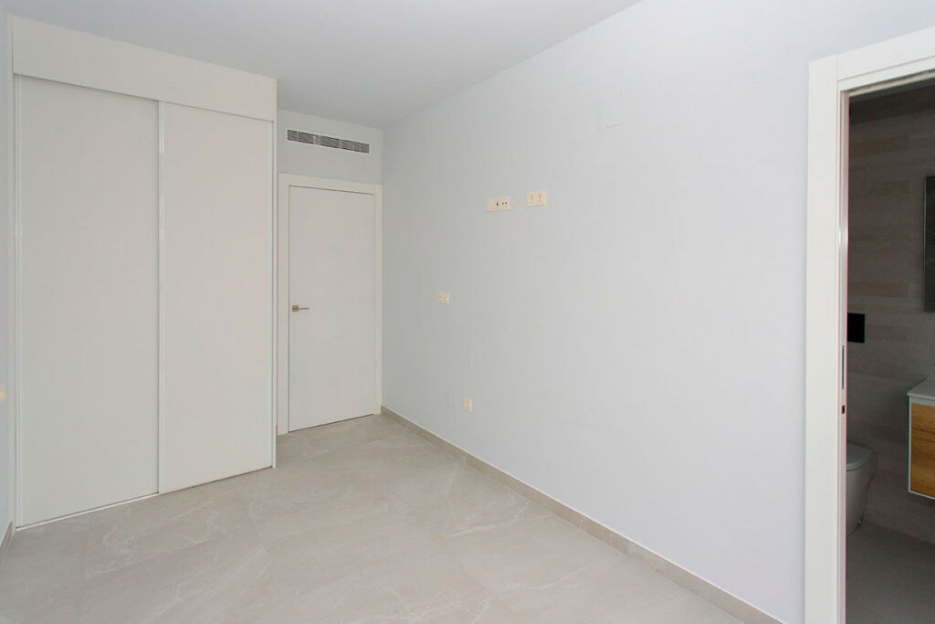 Middle Floor Apartment Torrevieja Alicante - image 15