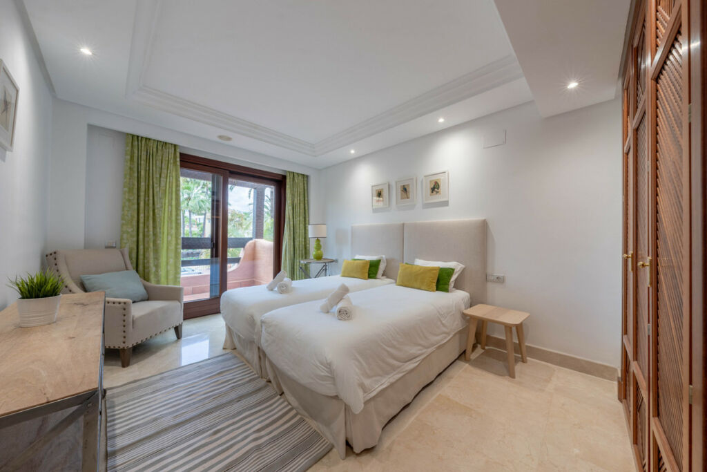 Middle Floor Apartment Estepona Málaga - image 15