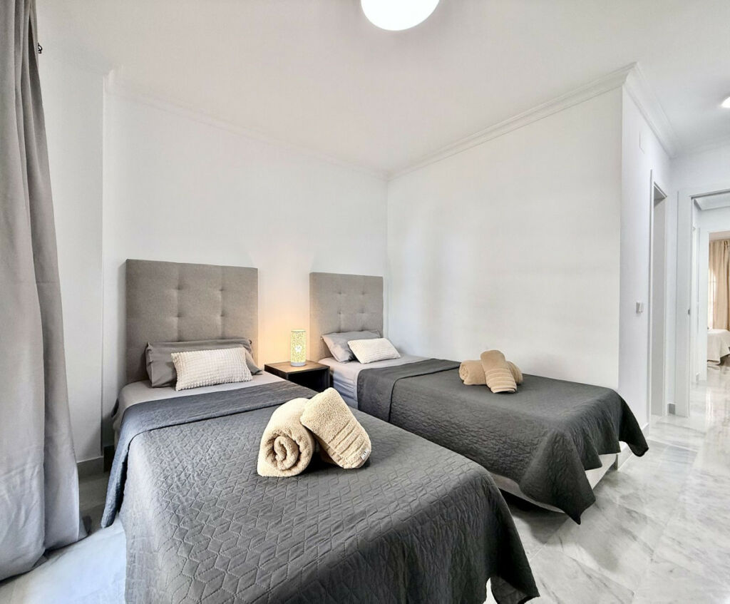 Middle Floor Apartment Nueva Andalucía Málaga - image 15
