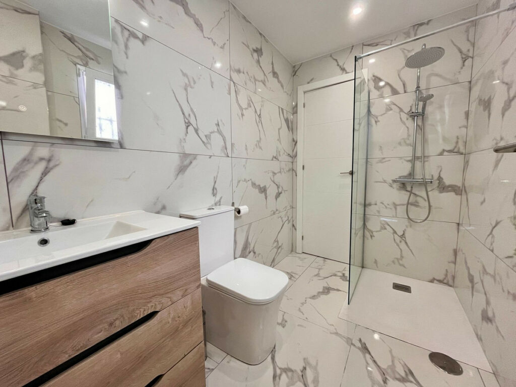 Middle Floor Apartment Villamartin Alicante - image 16