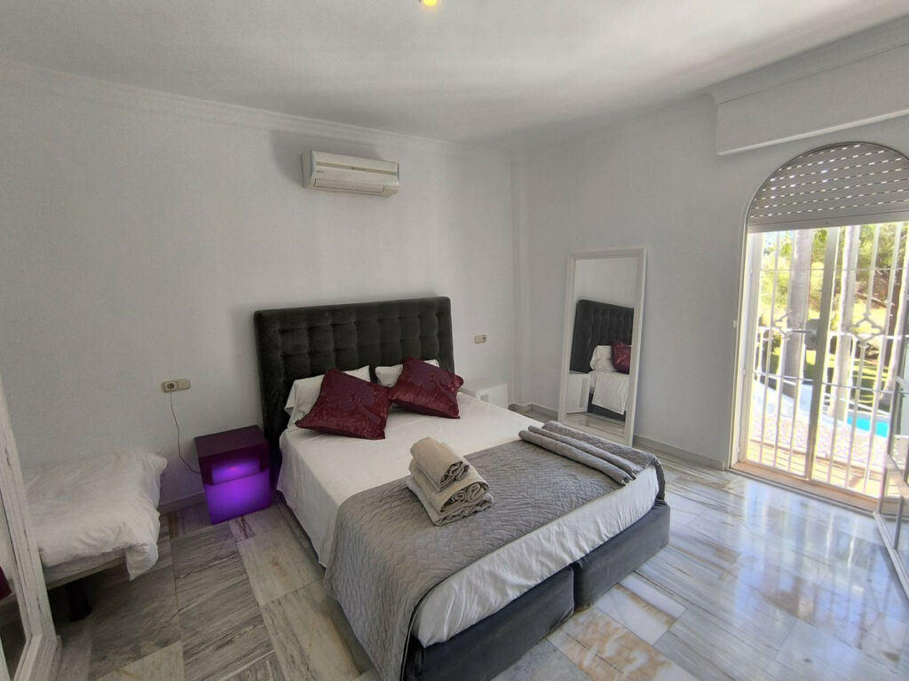 Detached Villa Estepona Málaga - image 16