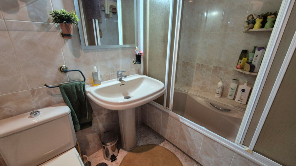 Middle Floor Apartment Torrevieja Alicante - image 16