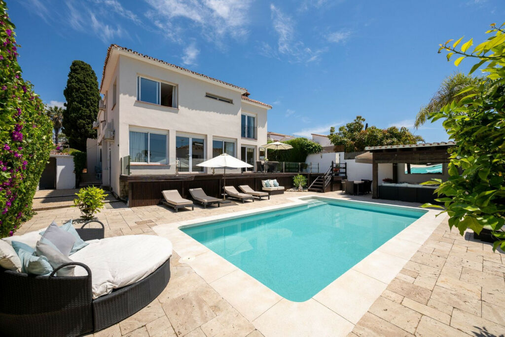 Detached Villa Río Real Málaga - image 16