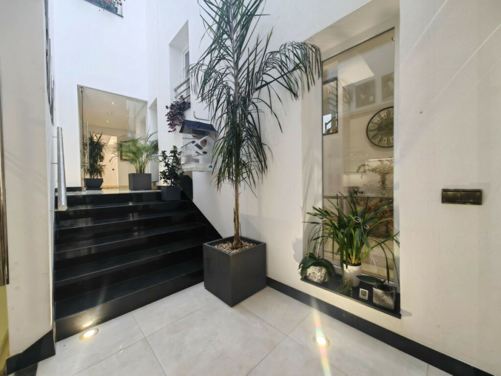 Detached Villa Estepona Málaga - image 16