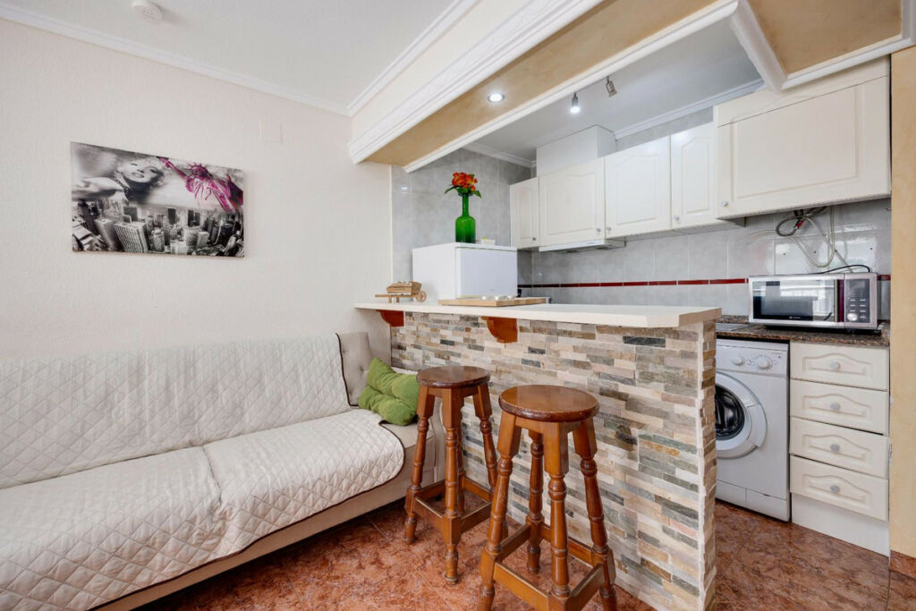 Middle Floor Apartment Torrevieja Alicante - image 16