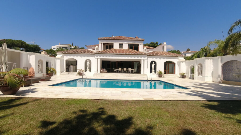 Detached Villa El Paraiso Málaga - image 17