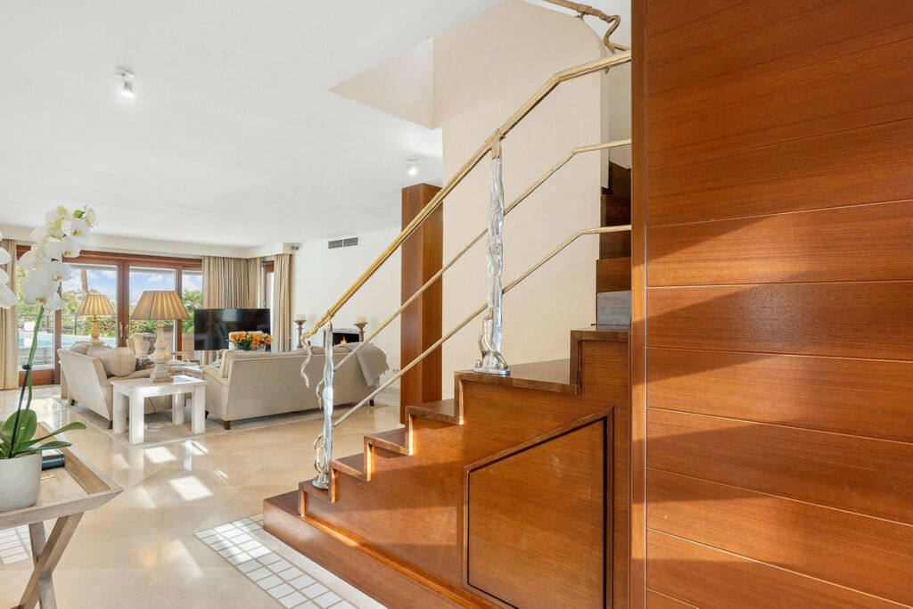 Detached Villa Nueva Andalucía Málaga - image 17
